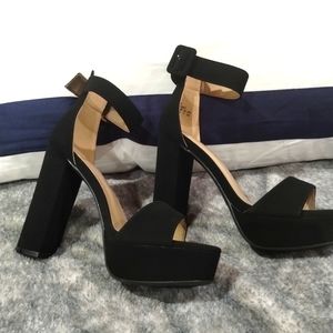 NWT size 7 black platform chunky heels
